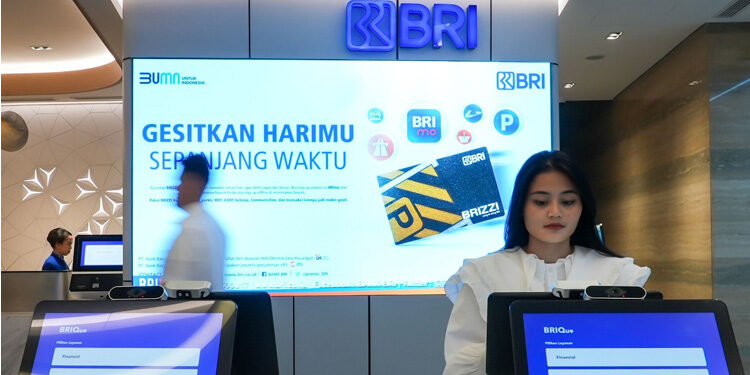 Seseorang tengah melakukan transaksi di Bank Rakyat Indonesia (BRI). Foto: Dokumen BRI