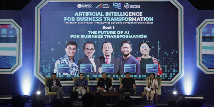 Asosiasi Media Siber Indonesia (AMSI) menggelar diskusi sesi pertama bertajuk Masa Depan AI Dalam Transformasi Bisnis pada Indonesia Digital Conference (IDC). Foto: Dok. AMSI