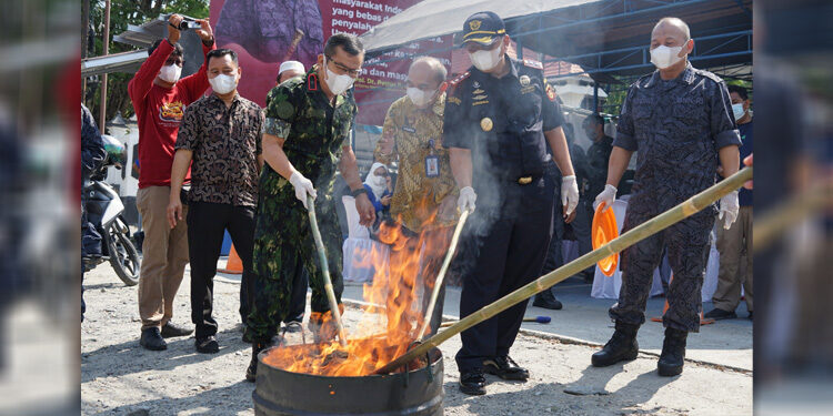 Pemusnahan ribuan gram narkotika bersama Badan Narkotika Nasional Provinsi (BNNP) Sulawesi Tengah. Foto: Humas Bea Cukai