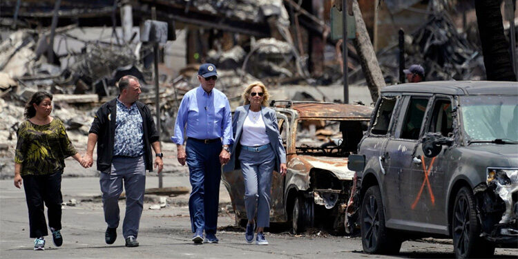 Presiden AS Joe Biden dan Ibu Negara Jill Biden berjalan bersama Gubernur Hawaii Josh Green dan istrinya Jaime melewati Kota Lahaina yang hangus terbakar. (Sky News)