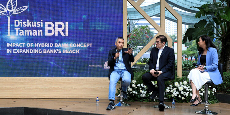 Direktur Jaringan dan Layanan BRI Andrijanto pada Diskusi Taman BRI yang mengangkat tema “Impact of Hybrid Bank Concept in Expanding Bank’s Reach” pada Rabu (26/7). Foto: Humas BRI