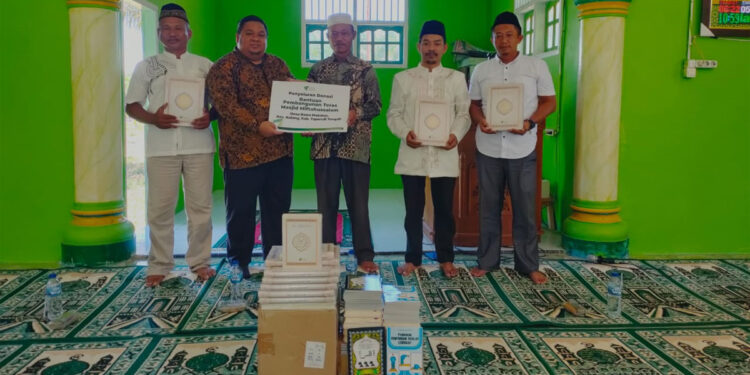 Secara simbolis, wakaf sumur diserahkan oleh Pimpinan Cabang Dompet Dhuafa Waspada, Sulaiman kepada Ketua BKM Masjid Miftahussalam, Parlan. Foto: Dok. Dompet Dhuafa Waspada