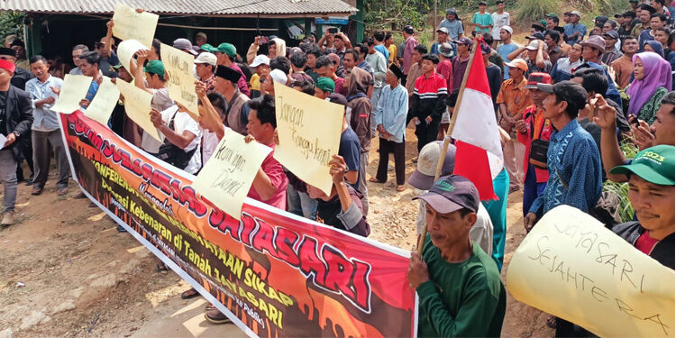 Demo simpatik mendukung Mulyadi Jayabaya berinvestasi di Desa Jayasari. Foto: yasril/indopos.co.id