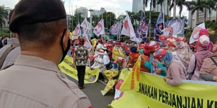 BPJS Watch: Ada Salah Kaprah Tentang Proses Mediasi di Hubungan Industrial - demo pekerja - www.indopos.co.id