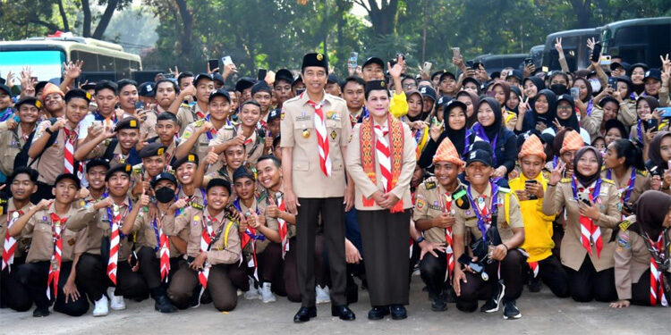 Presiden Jokowi dan Ibu Iriana Jokowi berfoto bersama peserta dalam kegiatan Raimuna Nasional XII Gerakan Pramuka Tahun 2023, di Bumi Perkemahan Pramuka Cibubur, Jakarta, Selasa (15/8/2023). Foto: BPMI Setpres/Rusman