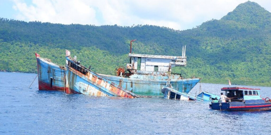 Kejari Natuna Tenggelamkan Kapal Ikan Vietnam - kapal ditenggelamkan - www.indopos.co.id