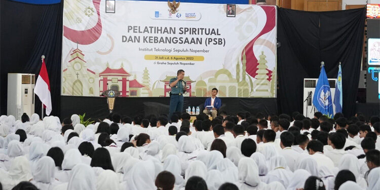 Kegiatan PSB bagi mahasiswa baru ITS Tahun Akademik 2023/2024 di Gedung Graha 10 November kampus ITS Sukolilo Surabaya, Rabu (2/8). Foto: tni.mil.id
