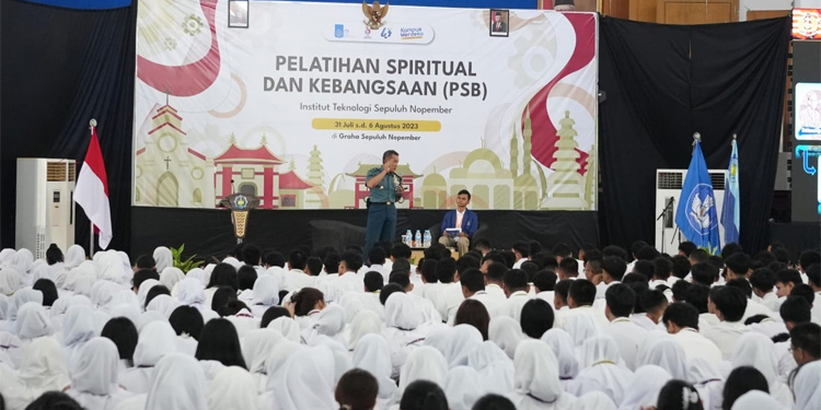 Jadi Narasumber, Kaskoarmada II Ajak Mahasiswa ITS Peduli Pada Maritim Nusantara - koarmada - www.indopos.co.id