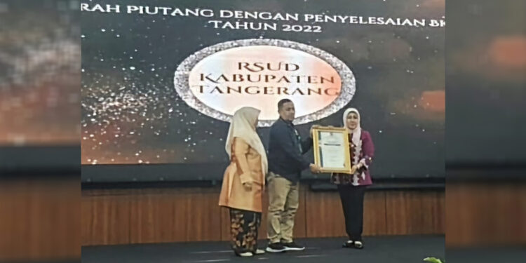 Penghargaan Reksa Bandha sebagai Penyerah Piutang dengan Penyelesaian Badan Keuangan dan Perbendaharaan Negara (BKPN) Terbanyak Tahun 2022. (Humas Pemkab Tangerang)