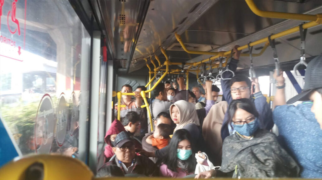 penumpang-Transjakarta