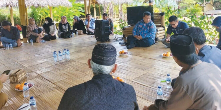 Pertemuan para petani dengan Ombudsman Banten, di Kabupaten Lebak, belum lama ini. Foto: Yasri Chaniago/INDOPOS.CO.ID