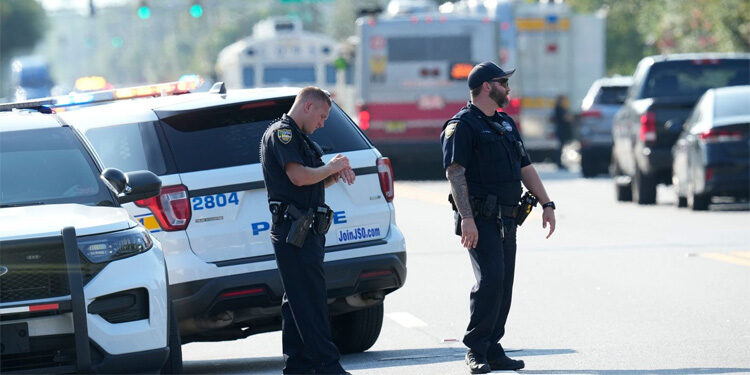 Petugas kepolisian di Kota Jacksonville, Florida memblokir perimeter tempat kejadian. Foto: Sky News