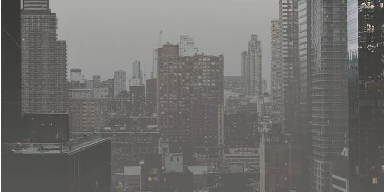 Ilustrasi suasana gedung-gedung bertingkat diselimuti asap polusi. Foto:  Freepik
