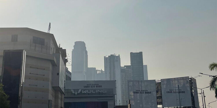 Kabut terlihat menyelimuti langit Jakarta hingga menutup sebagian gedung-gedung perkantoran. Foto: Dokumen INDOPOS.CO.ID