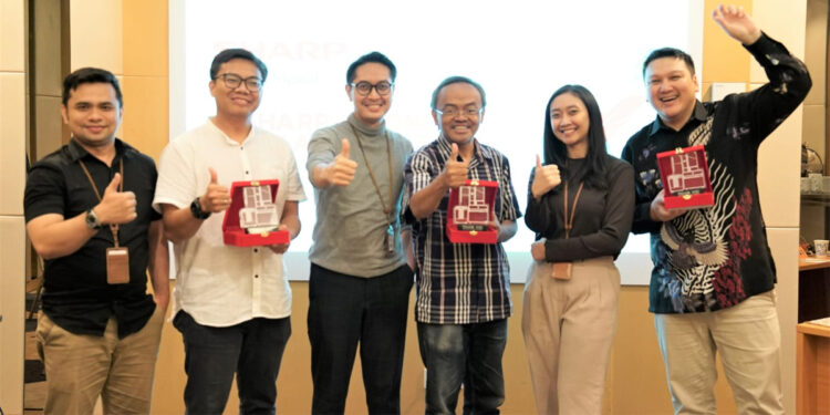 Para pemenang lomba "Sharp Indonesia 53rd Anniversary Writing Competition". Foto: Dok. Sharp