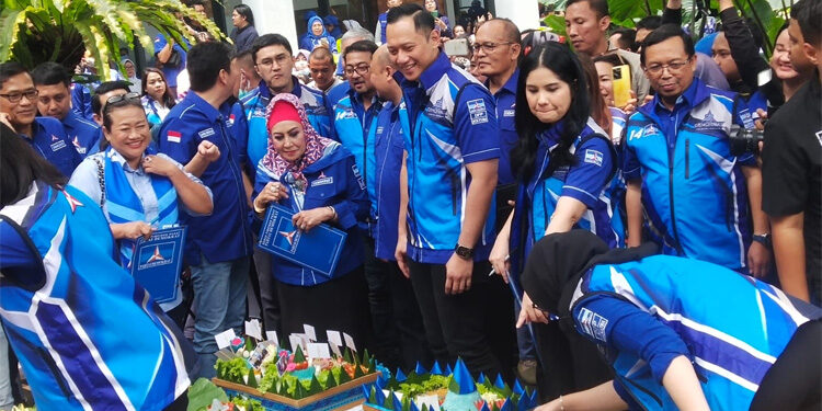 Ketua Umum Partai Demokrat Agus Harimurti Yudhoyono (AHY) dan istri, Annisa Pohan saat melakukan penilaian tumpeng terbaik di acara Syukuran HUT ke-22 Partai Demokrat di Kantor DPP partai Demokrat, Jakarta, Sabtu (9/9/2023). Foto : dili / indopos.co.id