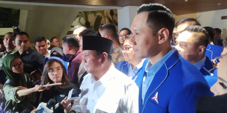 Ketum Demokrat Agus Harimurti Yudhoyono (AHY) bacakan hasil Rapimnas Partai Demokrat yang menetapkan dukungan kepada Prabowo Subianto sebagai Capres 2024. Foto : dili / indopos.co.id