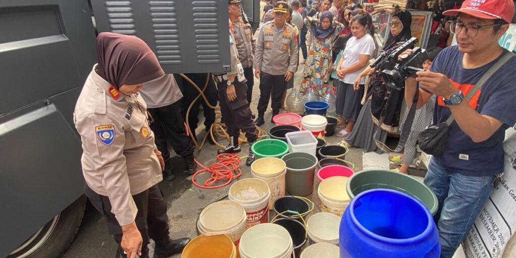 8 Ribu Liter Air Bersih Disalurkan ke Warga Pegadungan Jakbar - air bersih 1 - www.indopos.co.id