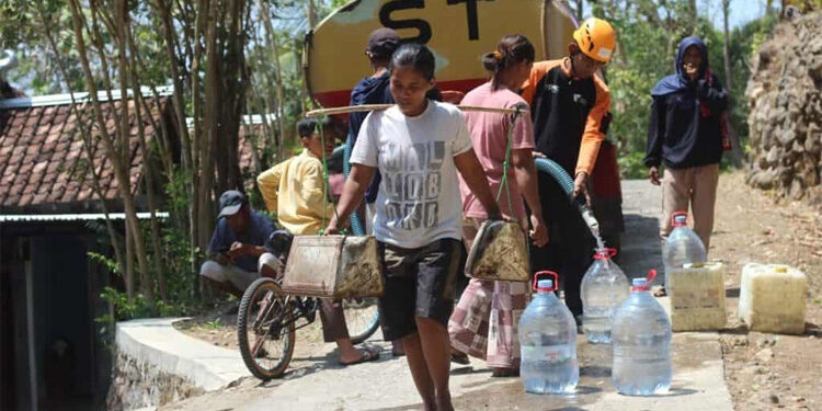 Tim Dompet Dhuafa Yogyakarta bersama DMC Dompet Dhuafa membantu warga di wilayah Gunung Kidul dan Bantul, Yogyakarta untuk mendapatkan air bersih. Foto: Dok. Dompet Dhuafa