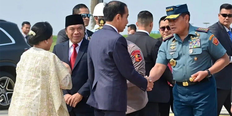 Pj Gubernur Banten Al Muktabar turut mengantar Presiden Jokowi ke India dalam menghadiri KTT G20. Foto: Humas Pemprov Banten