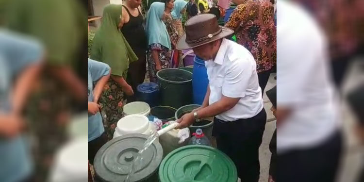 Video Pj Gubernur Banten Al Muktabar membagikan langsung air bersih kepada warga yang mengalami krisis air bersih di Kabupaten Serang. (video BPBD Banten)