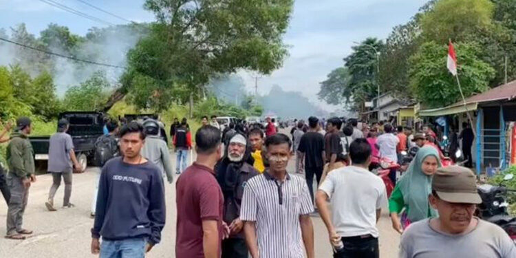 Ilustrasi - Bentrokan antara aparat dengan warga di Pulau Rempang, Batam. Foto: Istimewa