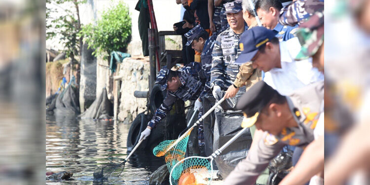 Ratusan personel TNI AL membersihkan kali untuk menjaga kelestarian lingkungan. Foto: Dokumen Puspen TNI