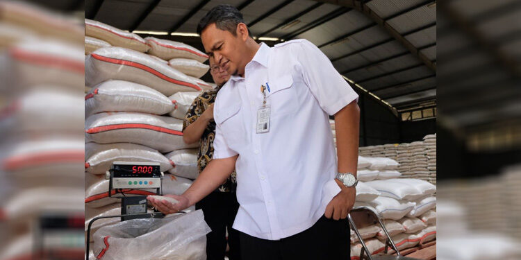 Direktur Supply Chain Pelayanan Publik Perum BULOG Mokhamad Suyamto memastikan pasokan Cadangan Beras Pemerintah (CBP) berada dalam jumlah yang aman sampai dengan panen raya tahun depan. Foto: Dok. Bulog