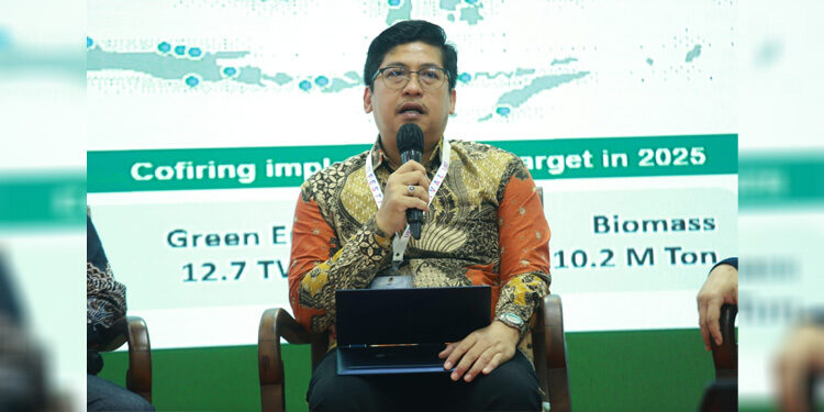 Vice President Pengadaan, Pengendalian dan Logistik Biomassa PLN Energi Primer Indonesia (EPI), Erfan Julianto saat menjadi pembicara dalam acara Festival Lingkungan Iklim Kehutanan dan EBT (LIKE), di Jakarta, Minggu (17/9/2023). Foto: PLN EPI