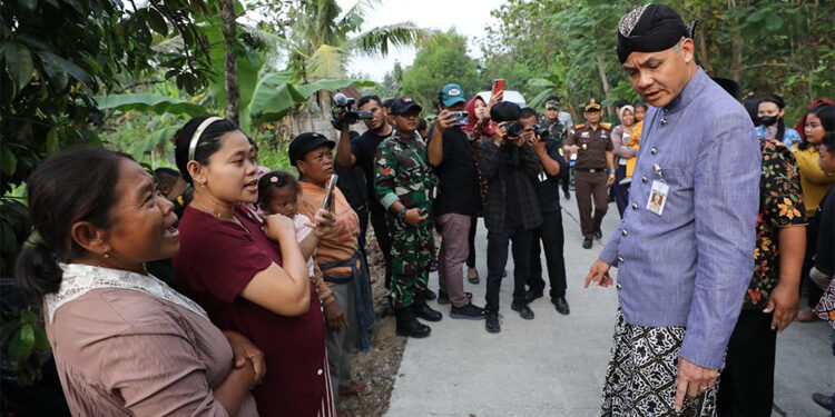 Mantan Gubernur Jawa Tengah Ganjar Pranowo sedang menindaklanjuti laporan warga. Foto: Ist