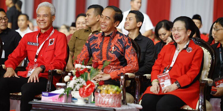 Ilustrasi - Presiden Jokowi, Ganjar Pranowo dan Megawati Soekarnoputri saat acara Rakernas IV PDIP di JIExpo, Jumat (29/9). Foto: Istimewa