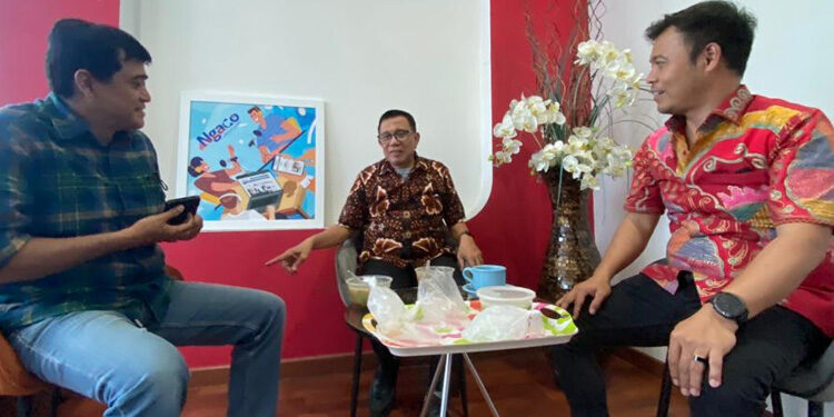 Hendry Ch Bangun (tengah) saat berbincang di kantor INDOPOS.CO.ID. Foto: Dok. Indopos.co.id