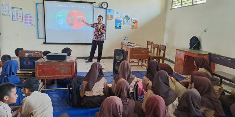 Institut Agama Islam Sahid (IAIS) Bogor gandeng Diskominfo Kabupaten Bogor lakukan sosialisasi pengenalan literasi media digital di SMP PGRI Tenjolaya, Kamis (31/8/2023). Foto : Diskominfo Kabupaten Bogor