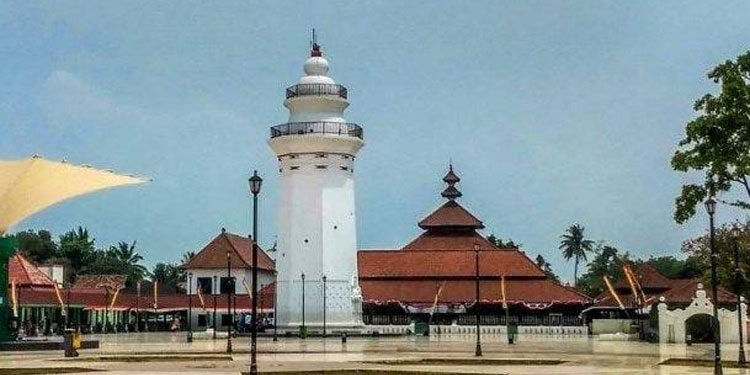 Suasana di sekitar Masjid Agung dan Menara Banten yang saat ini menjadi ikon Provinsi Banten. Foto: Twitter/@txtbykoko