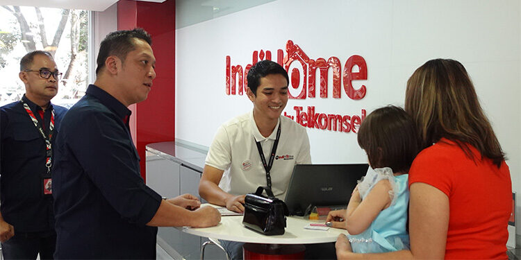 Manajemen Telkomsel Area Jabotabek Jabar terjun langsung menyapa para pelanggan setia Telkomsel di Hari Pelanggan Nasional.