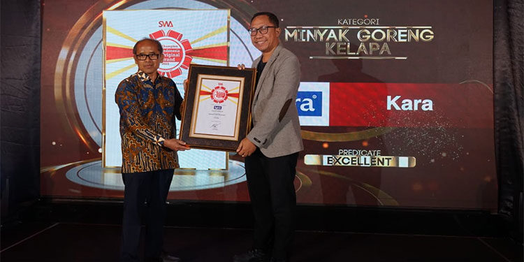 Penyerahaan penghargaan Indonesia Original Brand 2023 kepada KARA Indonesia. Foto: Dok. KARA Indonesia