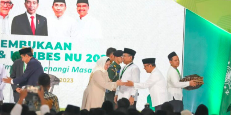 Ketua DPR RI Puan Maharani saat menghadiri Musyawarah Nasional Alim Ulama dan Konferensi Besar 2023 Nahdlatul Ulama (NU) di Pondok Pesantren Al-Hamid, Cilangkap, Jakarta Timur pada Senin (18/9/2023). Foto: Istimewa