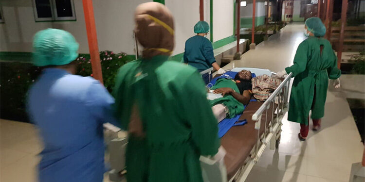 Korban penembakan KKB dilarikan ke RSUD Oksibil. Foto: Dok Polda Papua