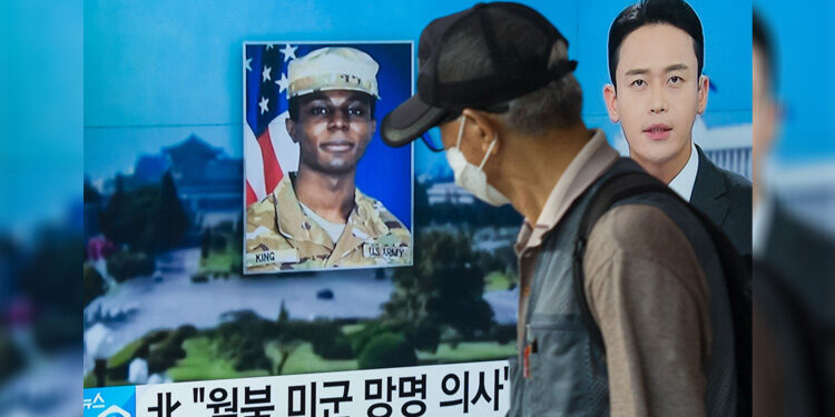 Siaran berita televisi di Korea Selatan yang menampilkan foto tentara AS Travis King, yang berlari melintasi perbatasan menuju Korea Utara saat menjadi bagian dari rombongan tur mengunjungi Zona Demiliterisasi di perbatasan Korea Selatan pada 18 Juli. Foto: The Korea Herald