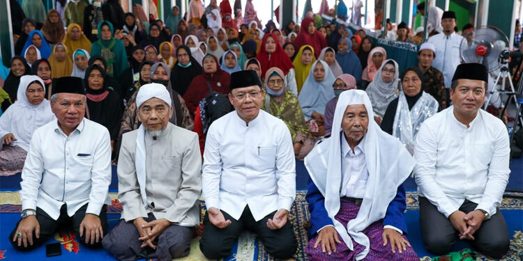 Plt Ketum PPP Muhamad Mardiono (tengah) saat menghadiri kegiatan Maulid Nabi di Ponpes Darul Muhajirin Praya, Lombok Tengah, NTB, Minggu (24/9/2023). Foto: Ist