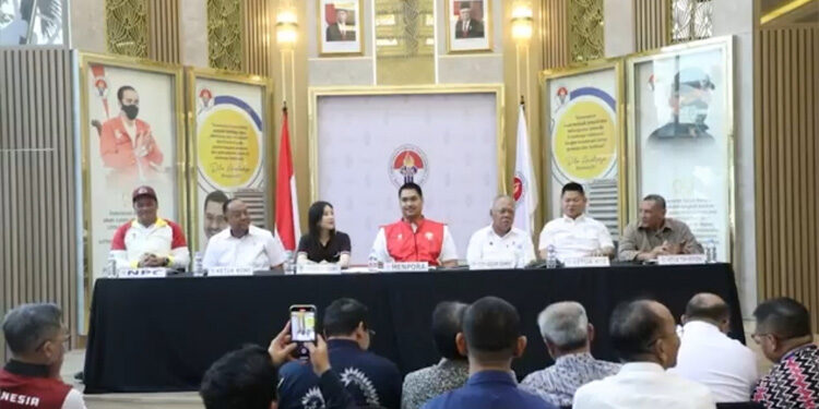 Menpora Dito Ariotedjo (tengah) saat mengumumkan kepesertaan Indonesia di dua even Asian Games 2023 dan Asian Para Games 2023di Media Center Kemenpora, Jumat (1/9/2023). Foto: Dok. Kemenpora