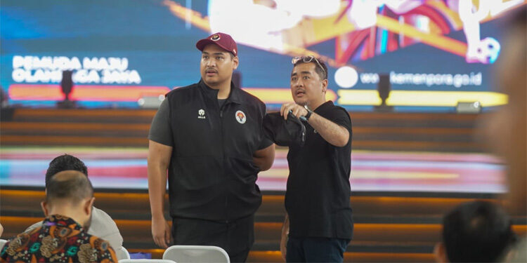 Menteri Pemuda dan Olahraga Dito Ariotedjo (kiri) saat meninjau kesiapan Rakornas Kepemudaan dan Keolahragaan Tahun 2023 di Jakarta Internasional Velodrome, Jakarta, Kamis (7/9/2023) malam. Foto: Kemenpora