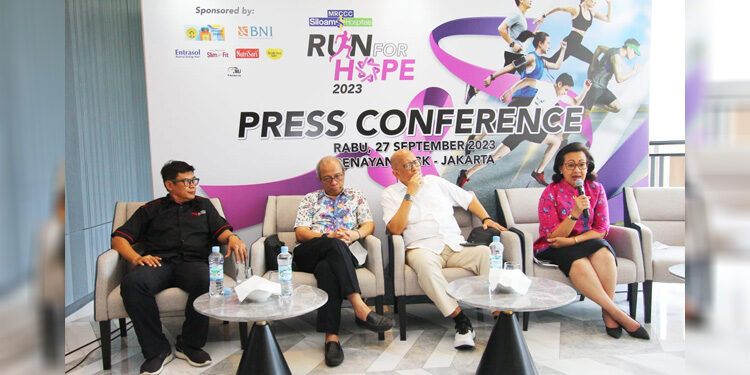 Kiri ke kanan: Chief Executive Officer (CEO) Indonesia Muda Road Runner, Gatot Sudarsono; Direktur Penanggulangan Kanker Nasional Perhimpunan Onkologi Indonesia (POI), Dr. dr. Sonar Soni Panigoro, Sp.B (K) Onk, M.Epid, MARS; Ketua Yayasan Kanker Indonesia, Prof. Dr. dr. Aru W. Sudoyo, SpPD, KHOM, FINASIM; dan Direktur Rumah Sakit MRCCC (Mochtar Riyadi Comprehensive Cancer Center) Siloam Semanggi, dr. Adityawati Ganggaiswari, M. Biomed, MARS, dalam konferensi pers "Run For Hope 2023", di Senayan Park, Jakarta, Rabu (27/9/2023). Foto: RS MRCCC Siloam Semanggi untuk INDOPOS.CO.ID