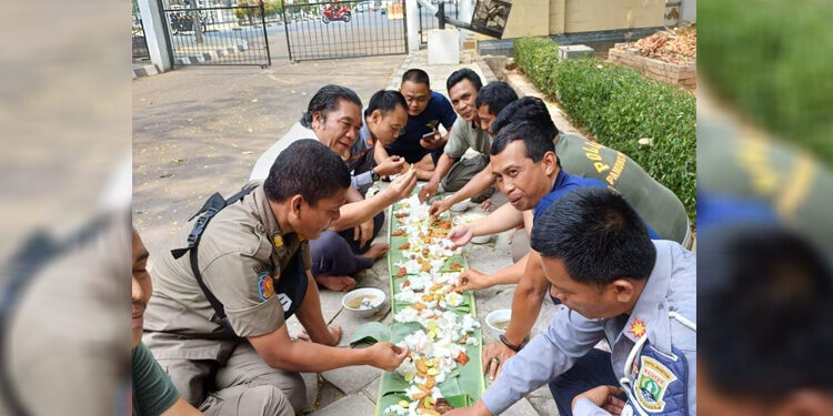 Penjabat (Pj) Gubernur Banten Al Muktabar (ketiga dari kiri) saat lesehan makan bersama dengan para pengamanan dalam (Pamdal) di halaman rumah dinasnya. Foto: Istimewa