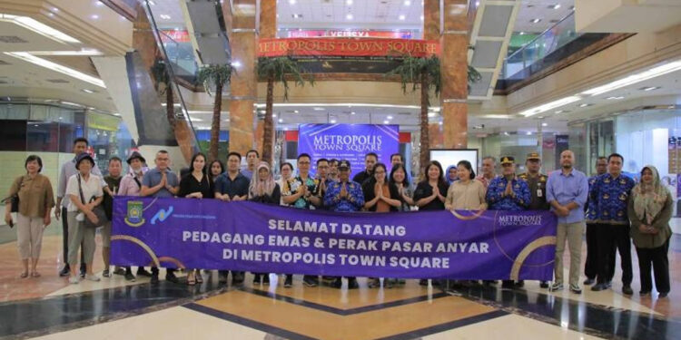 Sejumlah pedagang emas di Pasar Anyar direlokasi sementara di Mal Metropolis Town Square selama proses revitalisasi dilakukan. (Humas Pemkot Tangerang)
