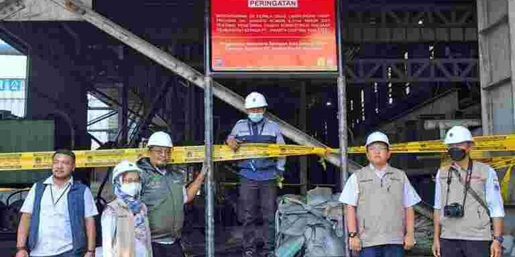 Kegiatan penyegela PT Jakarta Central Asia Steel, Jakarta Timur. (Dokumen Pemprov DKI Jakarta)
