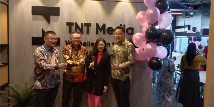 (kiri ke kanan) Founder dan GM TNT Media: Mr Han, Mr Wu, Maychelin, Mr Li .