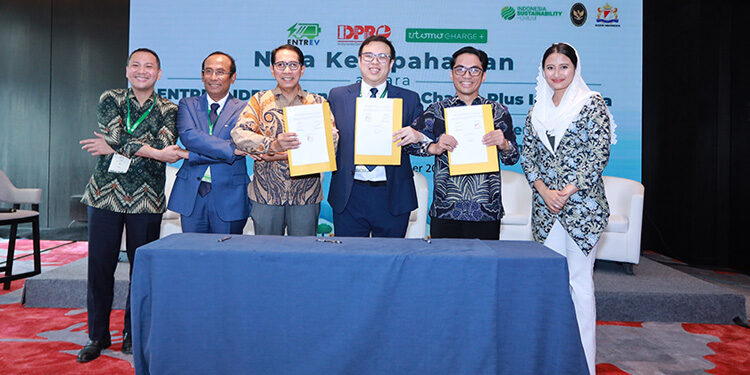 Utomo Charge+ menjalin kerjasama dengan IDPRO (Indonesia Data Center Provider), sebagai wadah organisasi data center terbesar di Indonesia. Foto: Dok. Utomo Charge+