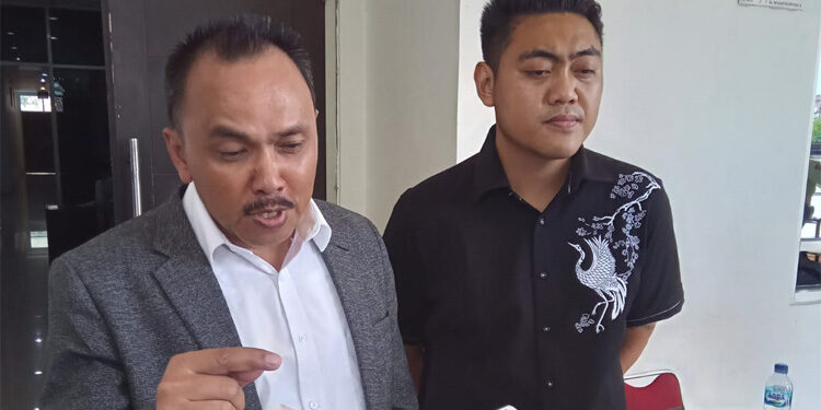 Kuasa hukum penggugat, Yayan Riyanto (kiri) bersama Azis Anugerah. Foto: istimewa