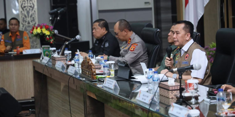 Penjabat (Pj) Gubernur Agus Fatoni (kanan), saat memimpin Rapat Koordinasi Percepatan Pengendalian Kebakaran Hutan dan Lahan Provinsi Sumatera Selatan, di Auditorium Graha Bina Praja, Kamis (5/10/2023). Foto: Istimewa